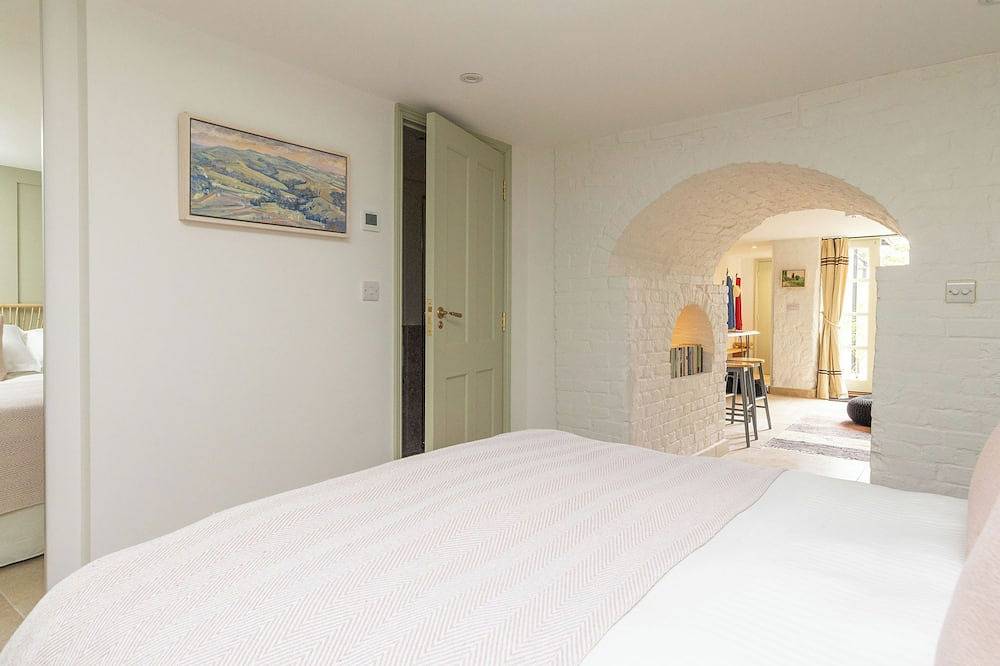 Entire apartment, A tastefully designed studio set just a few steps away from Arundel town centre in Arundel, South Downs