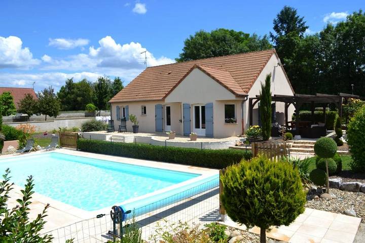 Location de vacances pour 2 personnes, avec Terrasse ainsi que Jardin et Piscine à Chevigny-en-Valière