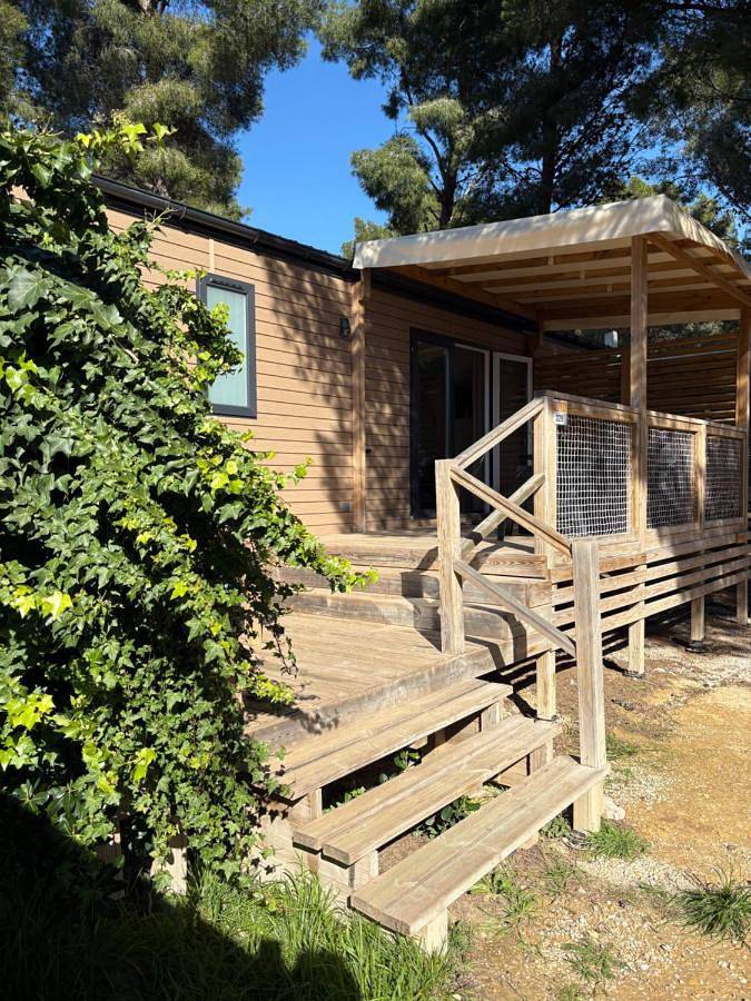 Camping pour 6 personnes, avec jardin ainsi que piscine et bassin pour enfant