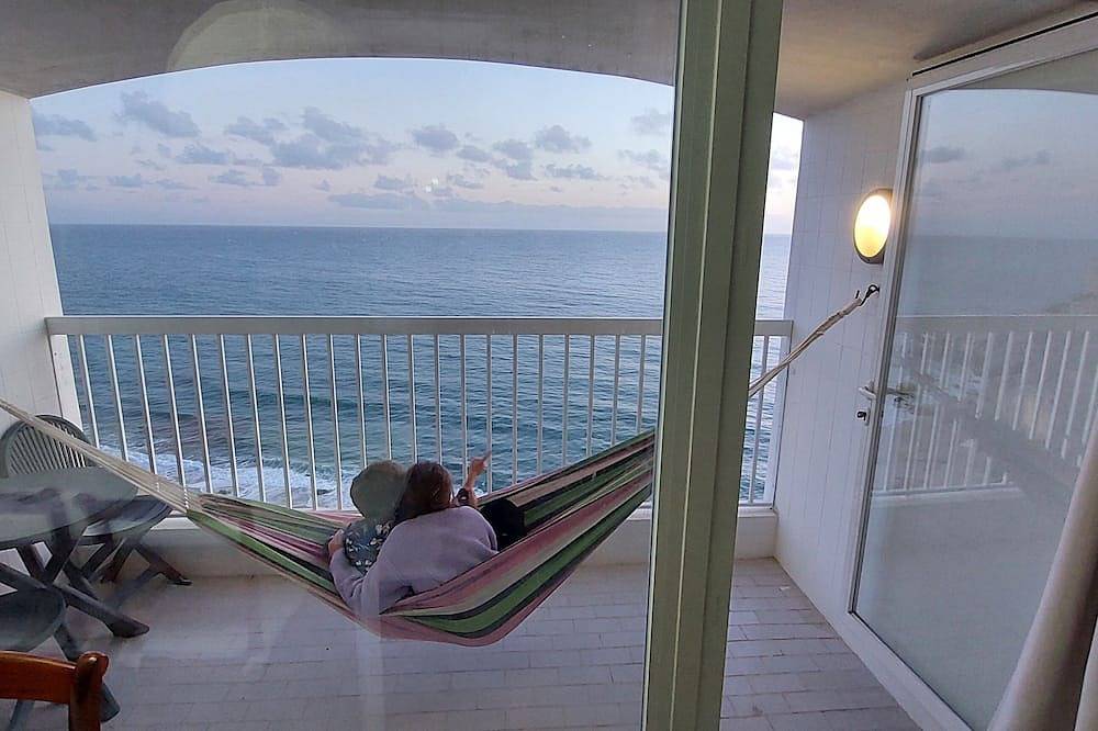 Entire apartment, Apartment with stunning sea views and private access to the beach. in Praia da Califórnia, Sesimbra
