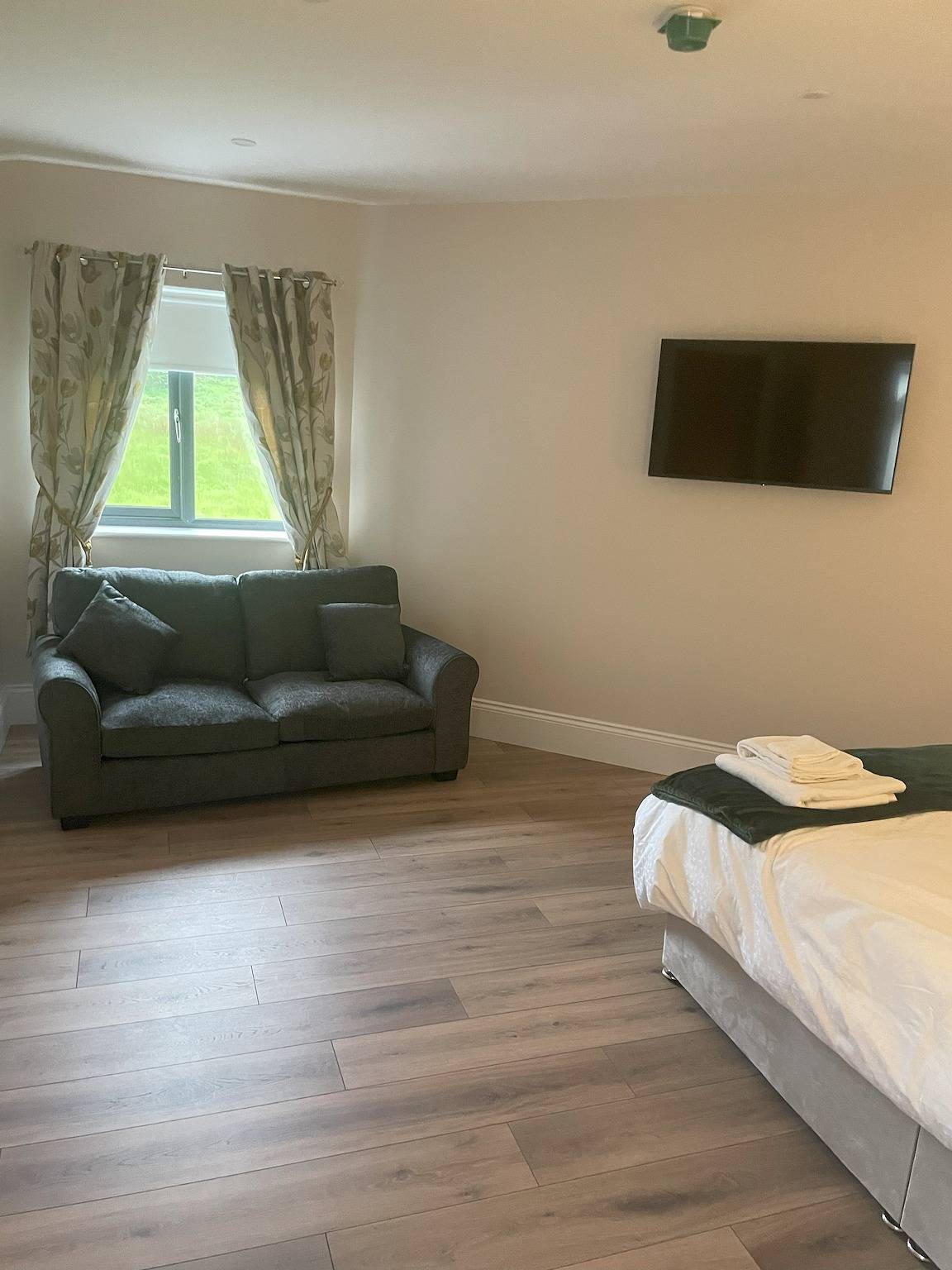 Ganze Ferienwohnung, Rosie's Bar Apartment - in County Donegal