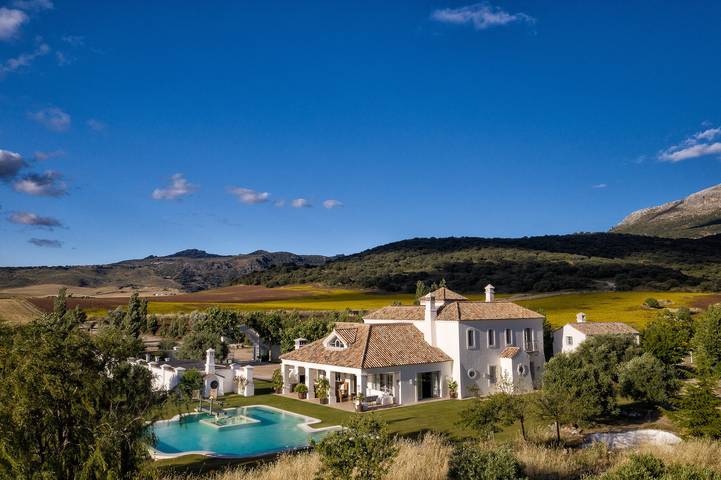 Chalet para 14 personas, con terraza y jacuzzi además de jardín y sauna en Serranía de Ronda - 2