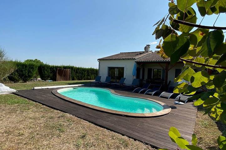 Location de vacances pour 10 personnes, avec terrasse et jardin à Chalais
