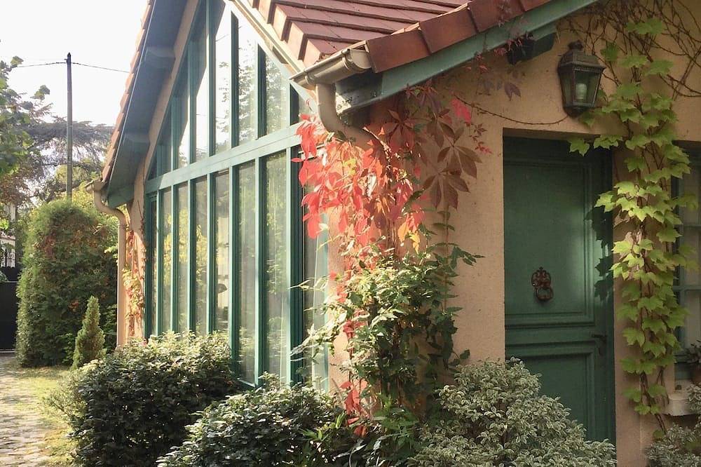 Le Vesinet- Paris 2 steps away- Little Artist'S House-Atelier, charm and greenery. in Le Vésinet, Yvelines