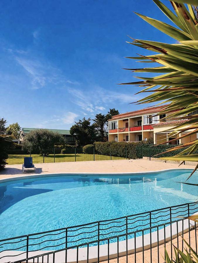 Gîte pour 2 personnes, avec terrasse ainsi que vue et piscine dans Marineland (Juan-les-Pins)