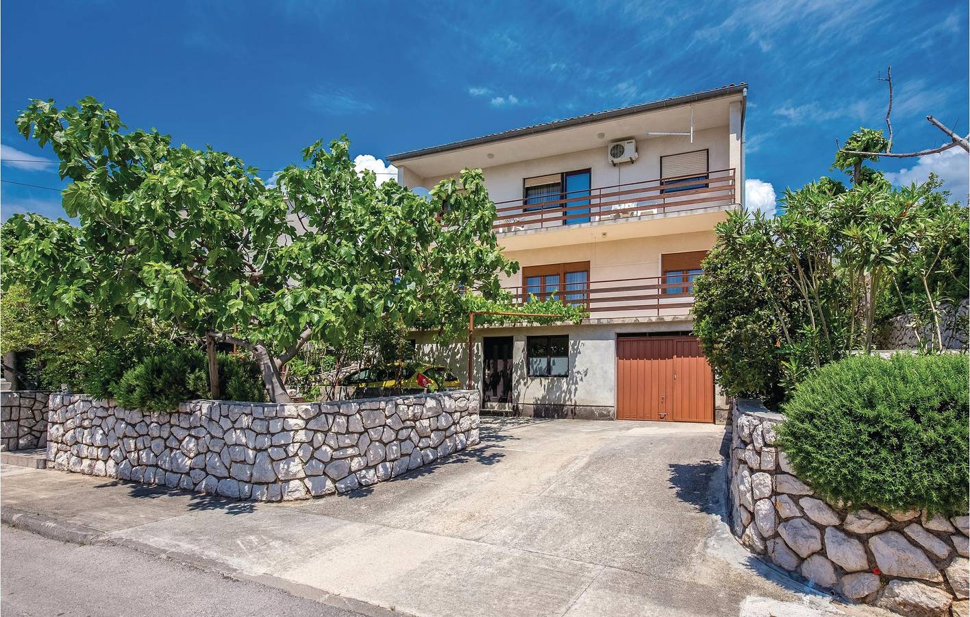 Ganze Ferienwohnung, Gemütliche Ferienwohnung mit Meerblick, Terrasse und Garten – 2,5 km vom Strand entfernt in Novi Vinodolski, Primorje-Gorski Kotar