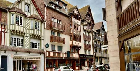 Hôtel pour 2 personnes, avec jacuzzi et sauna ainsi que terrasse et piscine, animaux acceptés dans Casino de Deauville