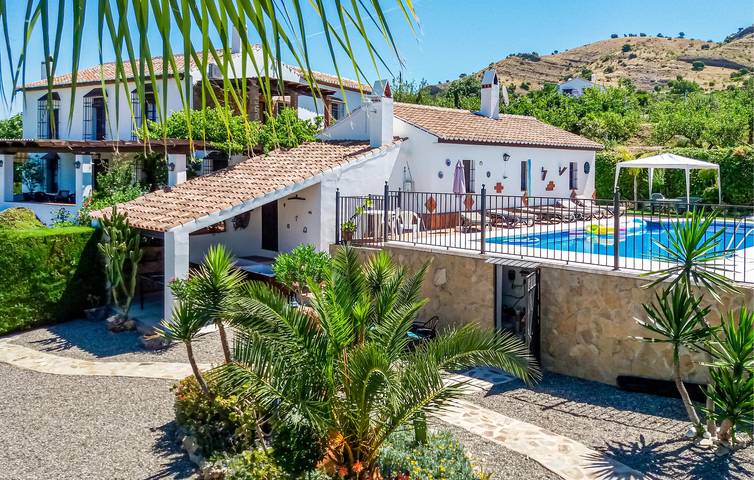 Apartamento para 14 personas, con Terraza además de Jardín y Piscina en Pizarra