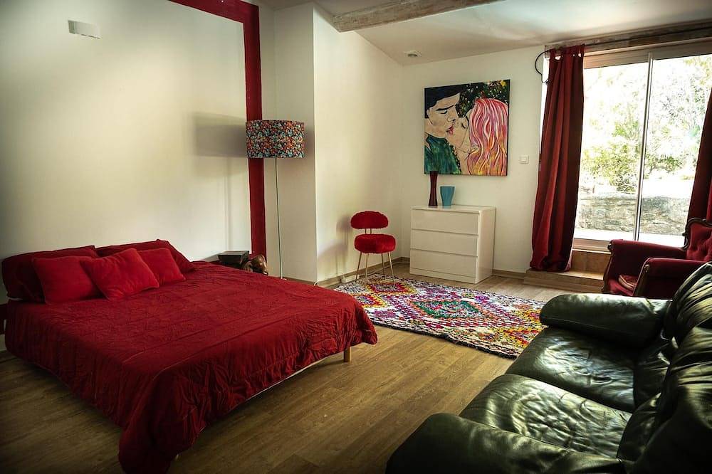 Typical Provencal villa, pool, luxurious amenities in Volx, Parc naturel régional du Luberon