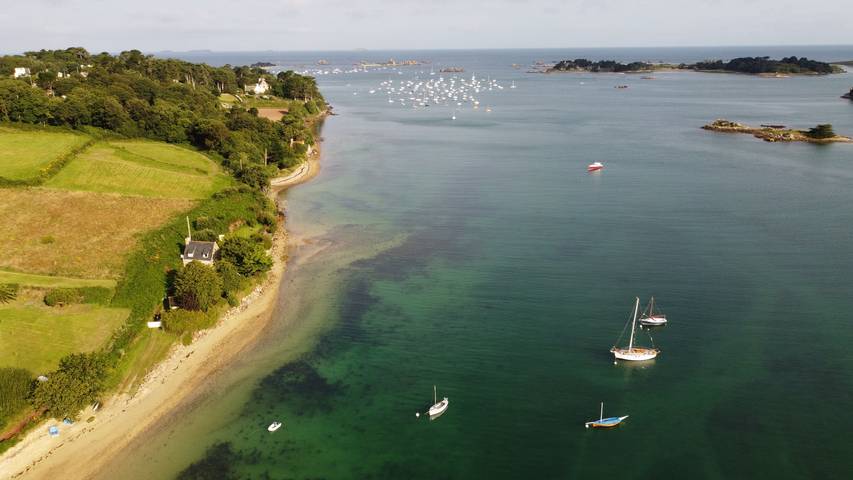 Location de vacances pour 7 personnes, avec Vue sur l’océan et Balcon ainsi que Jacuzzi et Terrasse dans Port Blanc (Penvénan) - 2