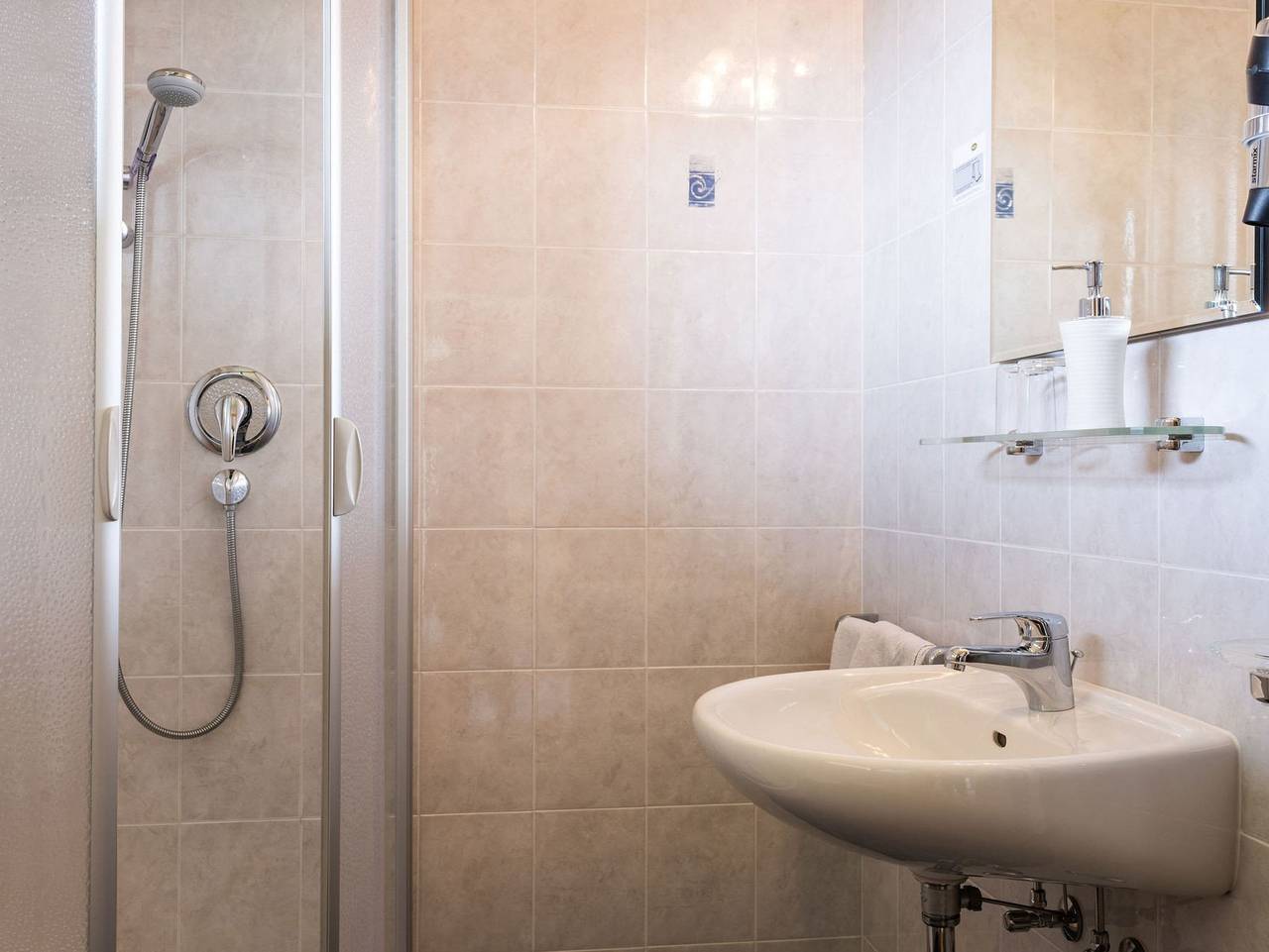 Ganze Ferienwohnung, Garni Schorneck - Doppelzimmer mit Balkon in Reischach Südtirol, Bruneck