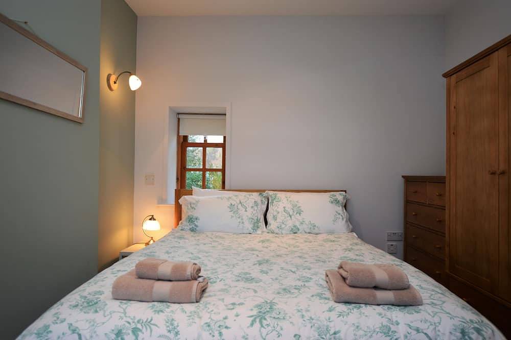 Kevington Cottage, charming one bedroom cottage, conservatory, decking area, in Dunoon, Argyll & Bute