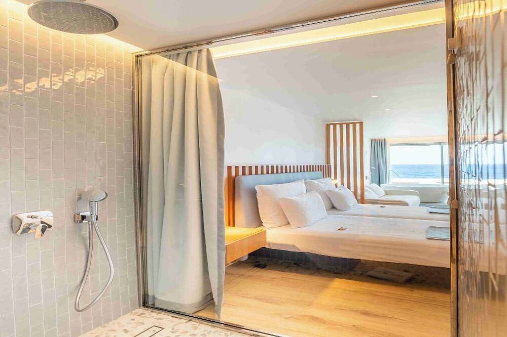 Elegant Ocean-View Room Perfect for Both Relaxation and Adventure Seekers in Porto Moniz, Madeira
