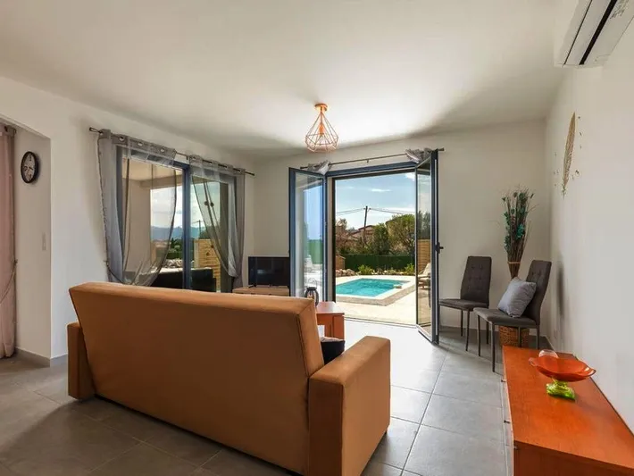 Chalet para 5 personas, con jardín además de vistas y piscina - 1