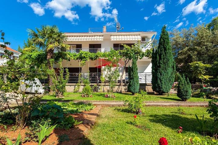 Ferienhaus für 6 Personen, mit Balkon und Pool in Malinska