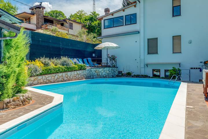 Ampio e accogliente appartamento con piscina riscaldata in Pelago, Chianti