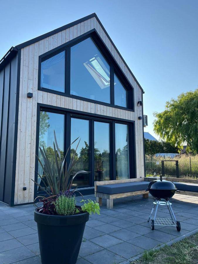 Domek letniskowy dla 4 osób, z widok na jezioro i ogród oraz sauna i widok w Polska