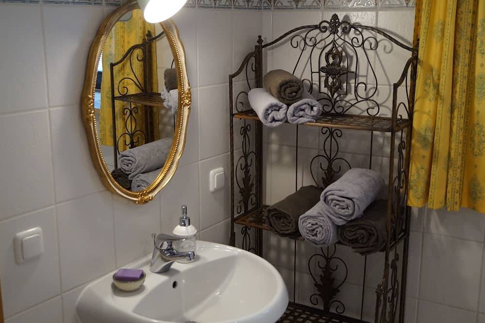 Ganze Wohnung, Liebevoll eingerichtete Ferienwohnung mit sonnigem, ruhigen Balkon zum Lavendel in Freital, Osterzgebirge