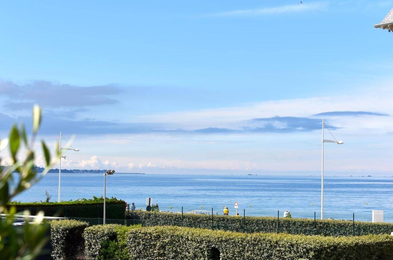 Villa with Sea View in Les Rosaires, Plérin