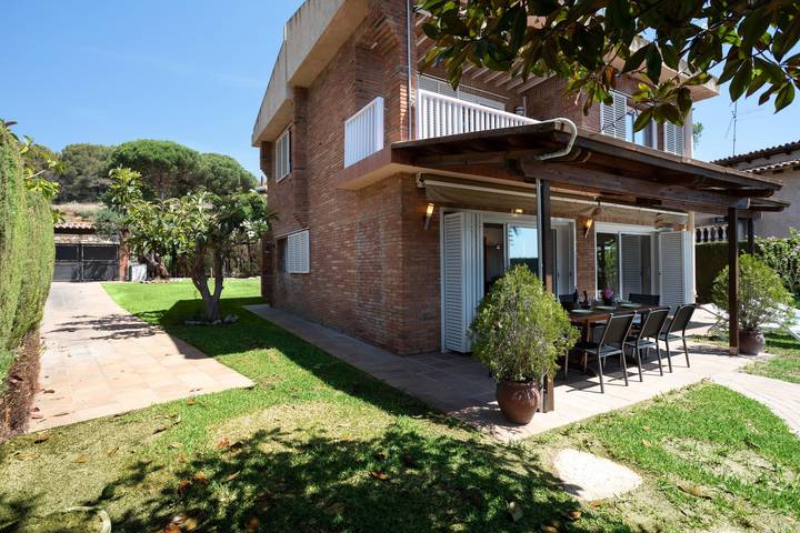 Chalet para 8 personas, con vistas al mar además de terraza y jardín en Maresme - 4