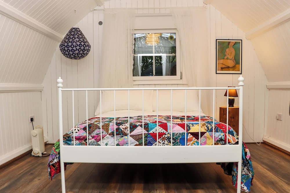 Ballybeg Pod 6, romantic, with hot tub in Tinahely, County Wicklow in County Wicklow