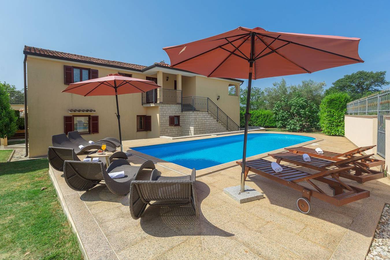 Ganze Wohnung, Mediterranes Apartment nur 200 Meter zum Strand mit Pool, Grillbereich, privater Terrasse, Wifi in Cervar, Porec und Umgebung
