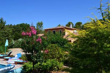 Cottage pour 2 personnes, avec jardin ainsi que vue et piscine à Flassans-sur-Issole