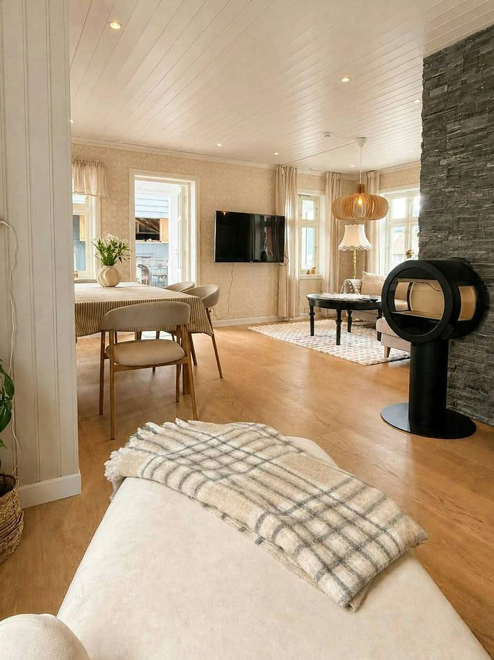 Historisches Haus am Fjord in Solvorn in Sognefjord