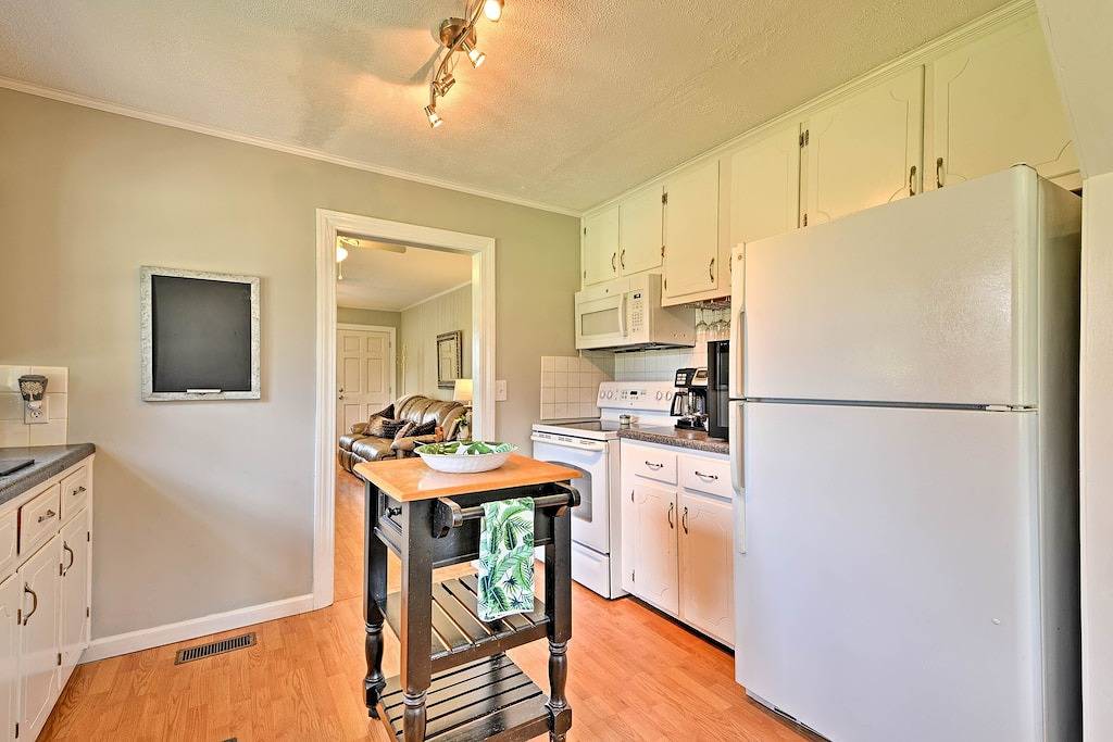 Neu! Malerisches Elkin 'Shady Oaks Farmhouse' mit Whirlpool in Surry County