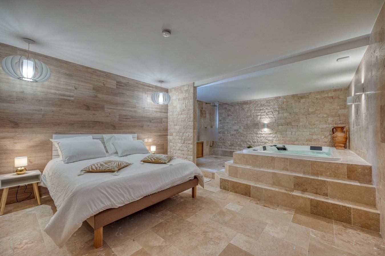 Suite Romantique Luxueuse avec Jacuzzy, Wi-Fi et Climatisation in L'Isère, Isère