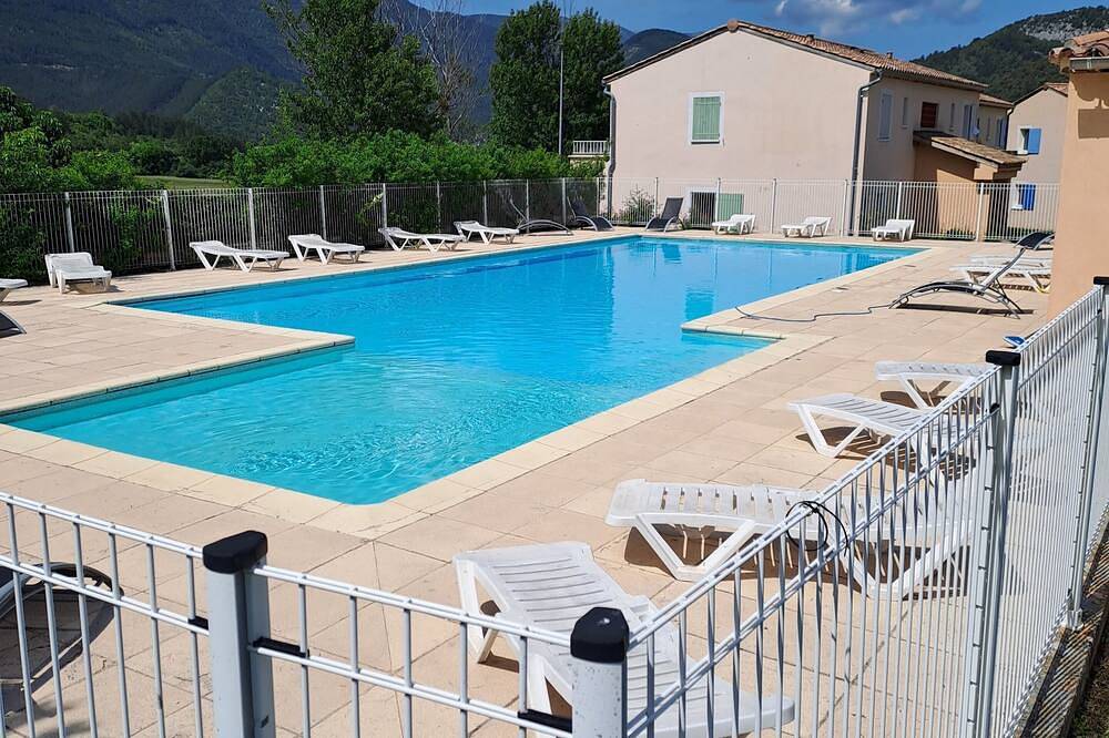 Entire apartment, Logement 2 Chambres, Entièrement Rénové, Dans Résidence Avec Piscine in Montbrun-les-Bains, Nyons region