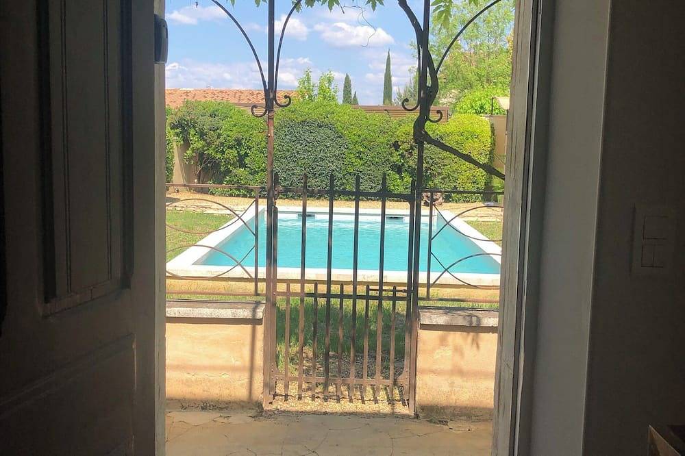 Beautiful renovated house, brazier pool, facing the luberon ideal for family and friends in Maubec, Parque natural regional del Luberon