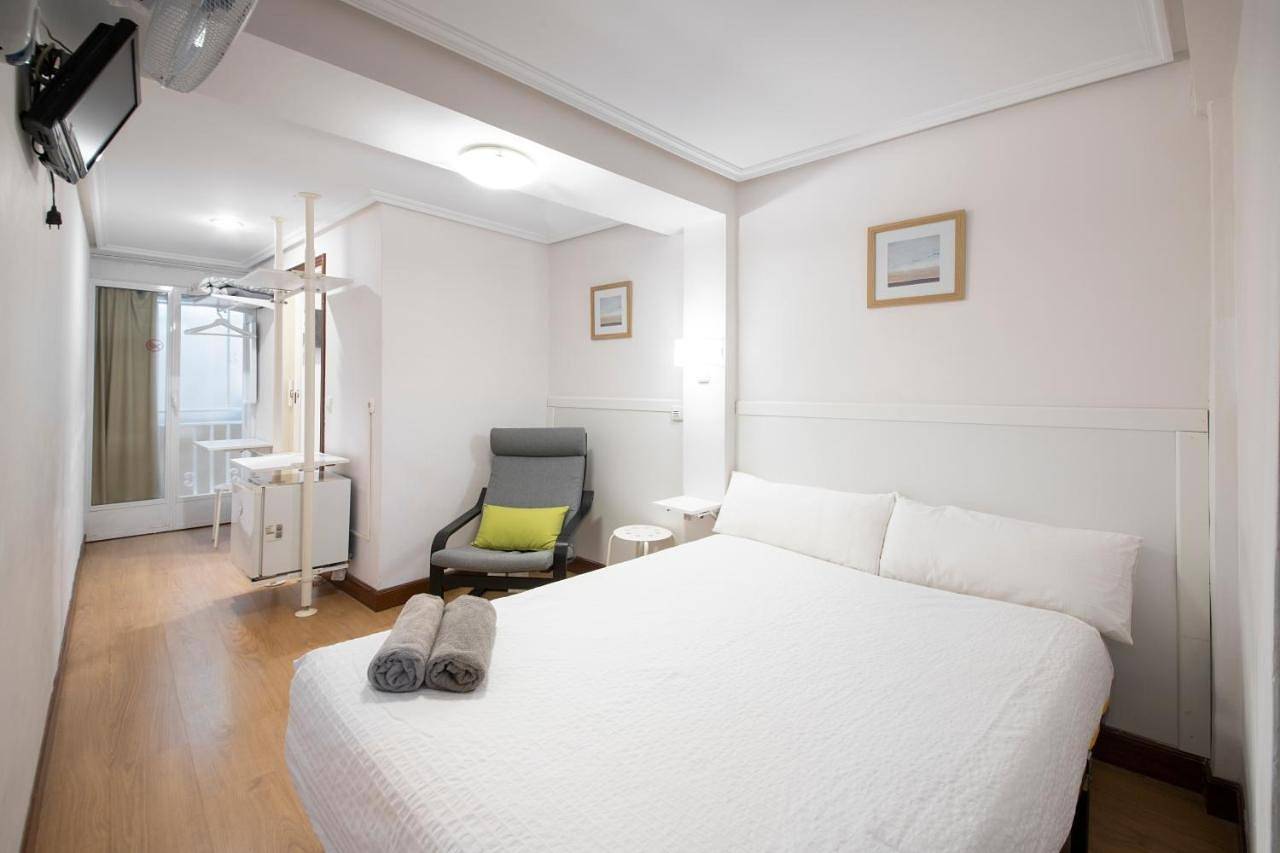 Twin Room with Private Bathroom in Playa de la Concha, San Sebastián