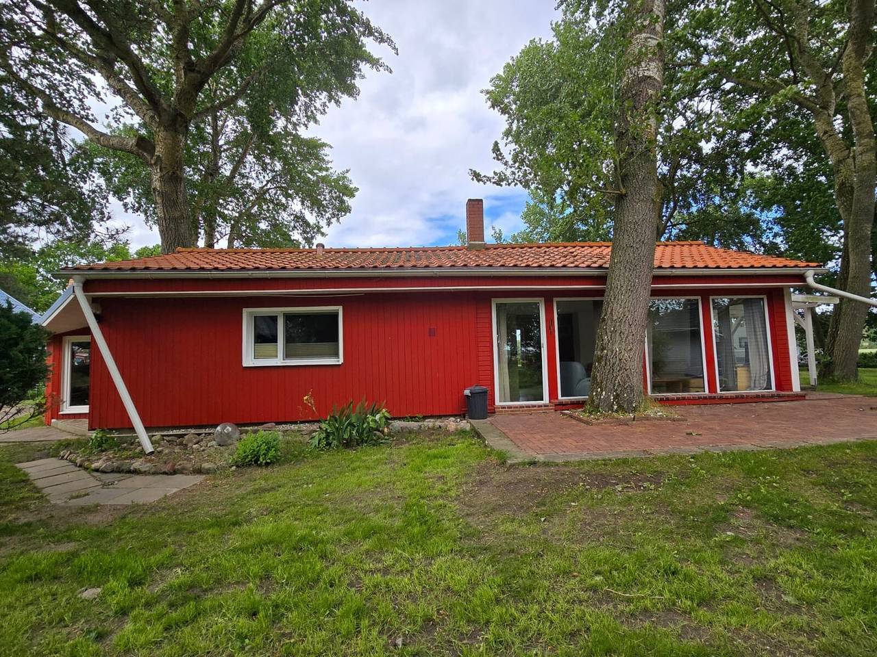 Ferienhaus 'Rotes Haus' mit privater Terrasse, Garten und Wlan in Suhrendorf, Ummanz