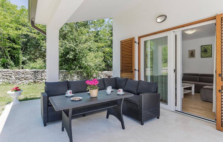 Charming 2-Bedroom Apartment with Pool, Wi-Fi, and Terrace near City Center in Labin City, Labin