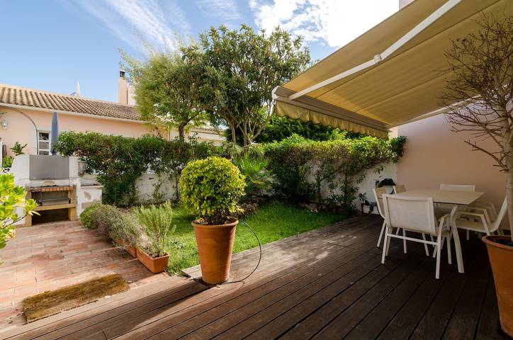 Casa de férias para 7 pessoas, com piscina e varanda, com animais de estimação em Quarteira