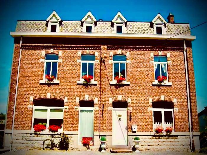 Vakantiehuis voor 12 personen, with Whirlpool and Terras as well as Tuin and Sauna in Nassogne