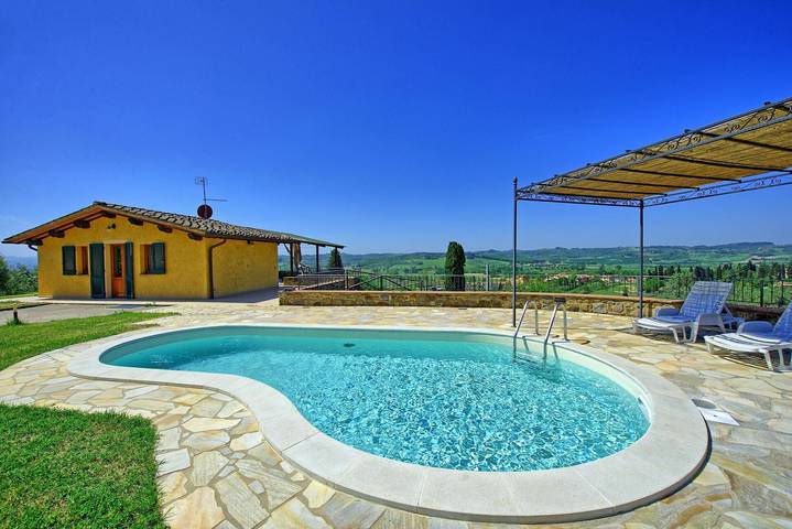 Ferienhaus für 4 Personen, mit Balkon und Terrasse sowie Pool