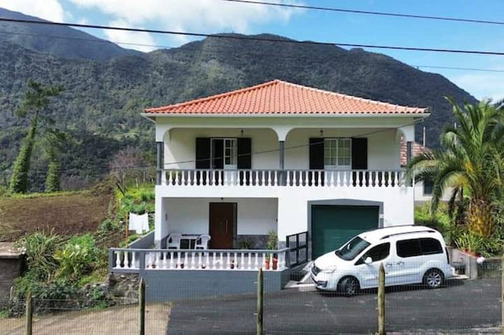 Location de vacances pour 6 personnes dans Faja do Penedo