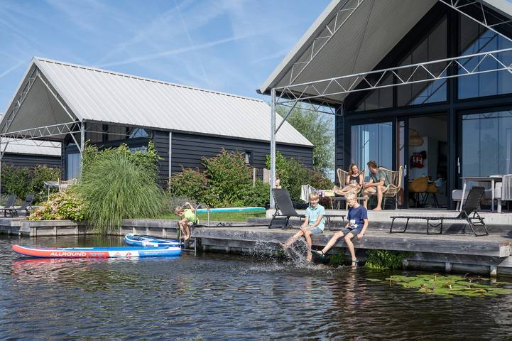 De Tulpenacker — 4-6 P. Tulpenacker Freistehendes Fereinhaus am Wasser in Roelofarendsveen, Groene Hart