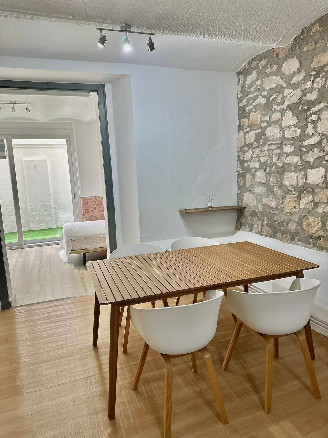 Entire holiday apartment, 2 Bed Flat - Sleeps 4 - Parking - Wifi in Barcelona Centre, Barcelona