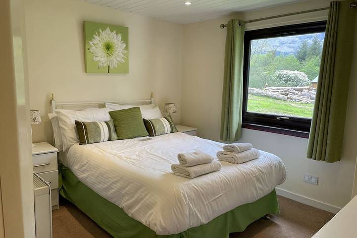 Mountain Thyme Lodge Pet friendly lodge on Loch Lochy in Loch Lochy, Highlands