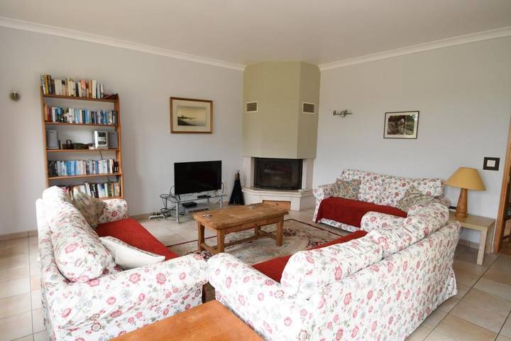 Location de vacances pour 8 personnes, avec vue ainsi que jardin et piscine à Argenton-les-Vallées - 3