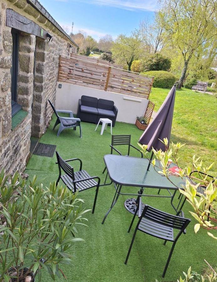 Gîte pour 2 personnes, avec vue ainsi que terrasse et piscine à Sulniac