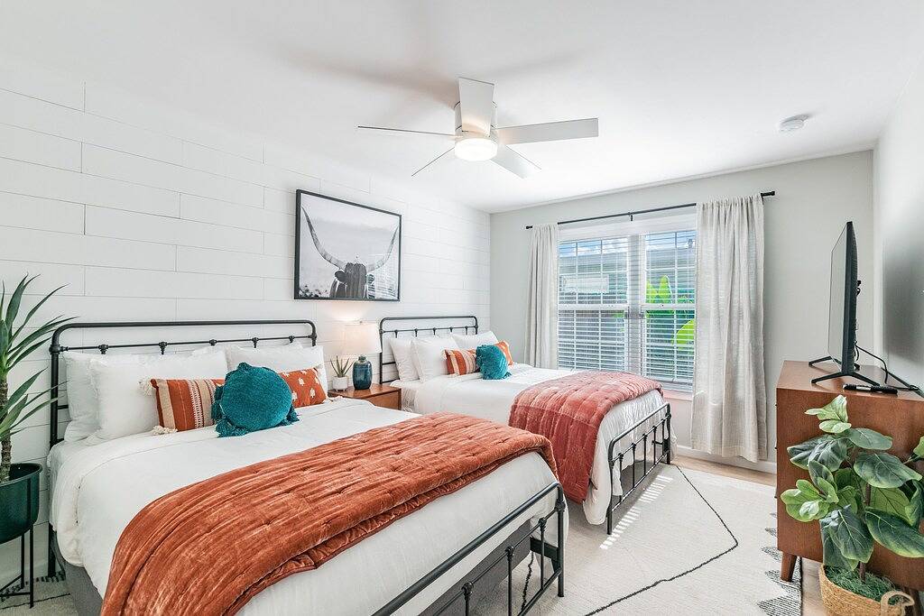 Home w/heated pool 10 mins to Clearwater Beach! in Largo, Pinellas County