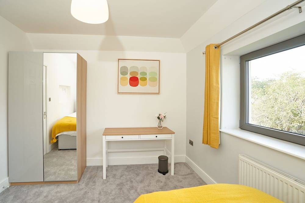 Newly Refurbished 4 Double Bed House with Parking in Slough, Berkshire