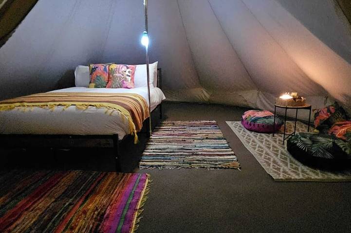 Glamping for 2 people, with garden and sauna, with pets in Wiltshire