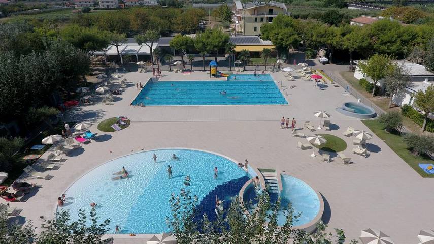 Resort per 6 persone, con Idromassaggio e Piscina per bambini nonché Piscina nel Sud Italia