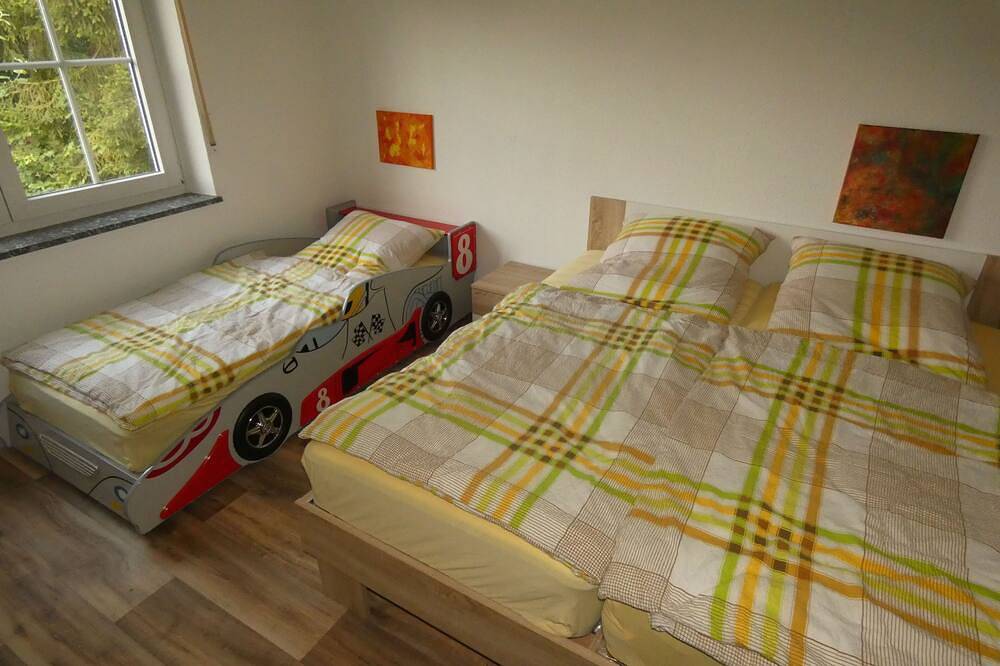 Ganze Wohnung, Weisses Huhn von Moschendorf in Gößweinstein, Frankenalb