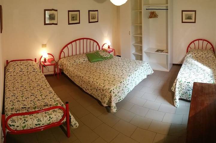 Ganze Wohnung, Wohnung in einem Landhaus auf einem Hügel mit Meerblick, großem Park und Schwimmbad in Casale Marittimo, Etruskische Küste
